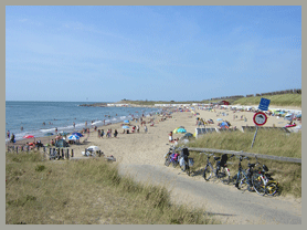 Het strand bij het dorp